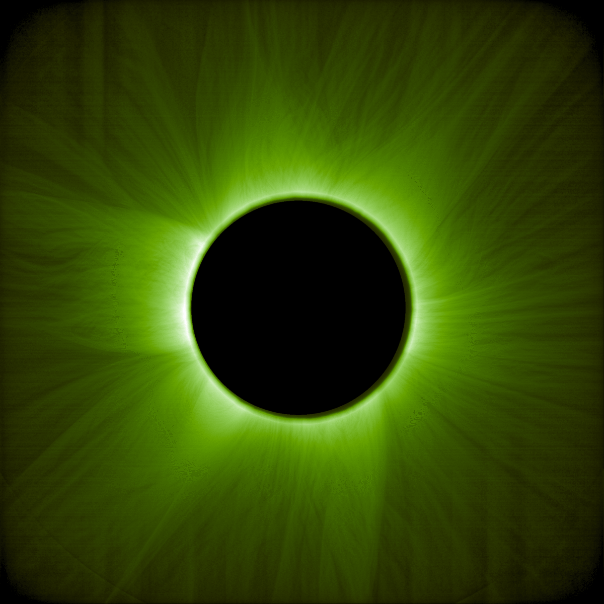 Esta es una imagen del Sol durante un eclipse solar artificial. Sobre un fondo negro, el cuerpo brillante del Sol está cubierto por un disco negro, del cual se extienden zarcillos verdes claros, similares a pelos, en todas direcciones. Una luz verde más brillante se asoma por detrás del borde del disco negro, desvaneciéndose lentamente hacia los bordes exteriores de la imagen.