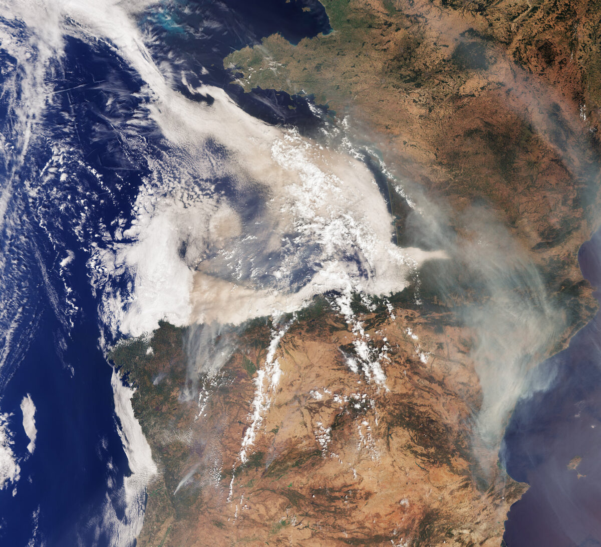 Los incendios forestales ibéricos vistos desde el espacio. Foto: Copernicus Sentinel (2025), procesados ​​por la ESA