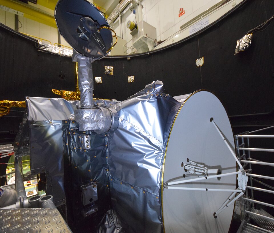 El Explorador de Lunas Heladas de Júpiter (Juice) en el Gran Simulador Espacial de ESTEC, antes de las pruebas ambientales. Foto: ESA.